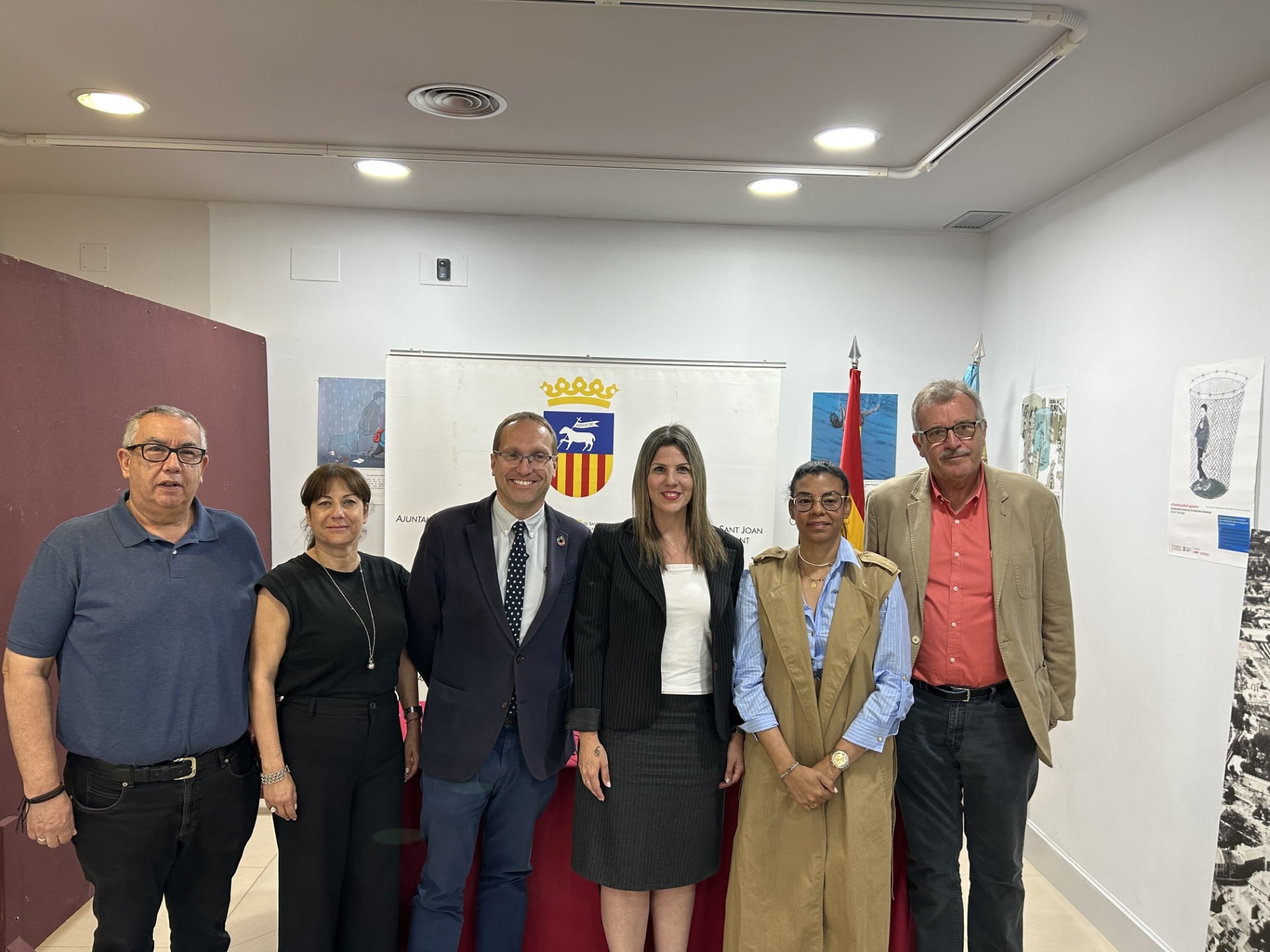 Representantes del PSPV y de la Plataforma TRAM de Sant Joan tras la rueda de prensa ofrecida en el municipio