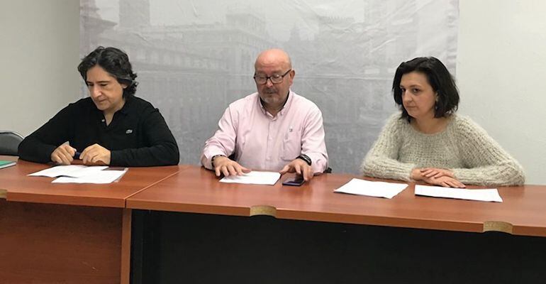 David Peñafuerte, a la izquierda, durante una rueda de prensa de Podemos.