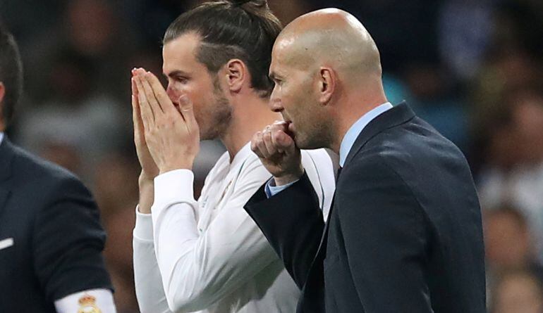 Bale, junto a Zidane antes de entrar al campo