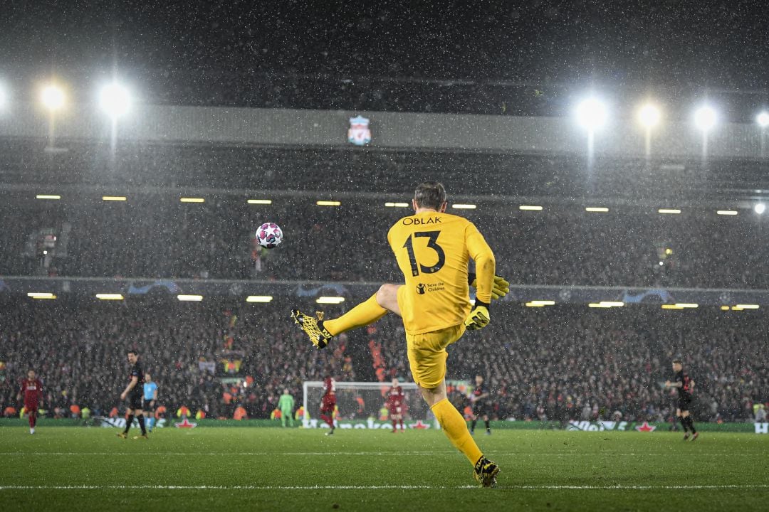 Oblak, durante el partido en Anfield.