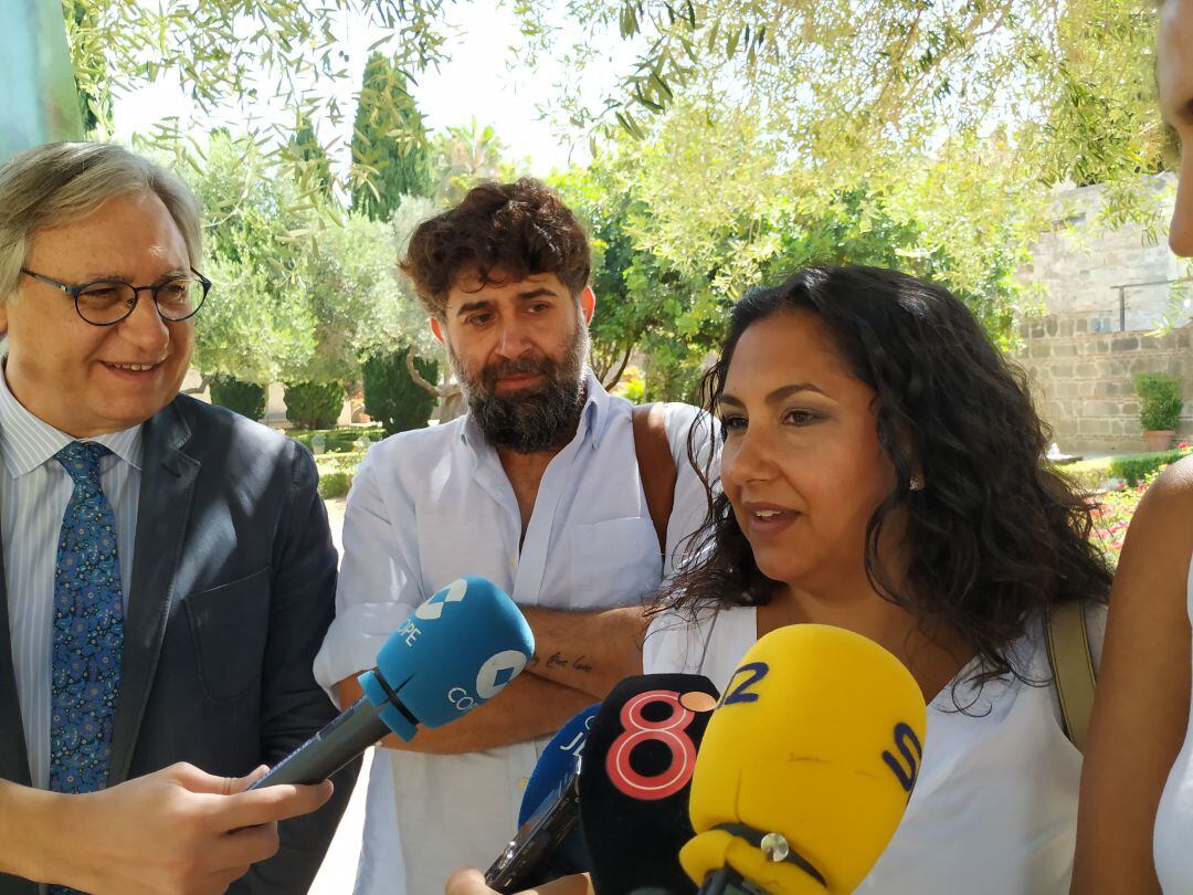 Francisco Camas, delegado de Cultura, junto a los artistas Luis de Perikín y Felipa del Moreno.