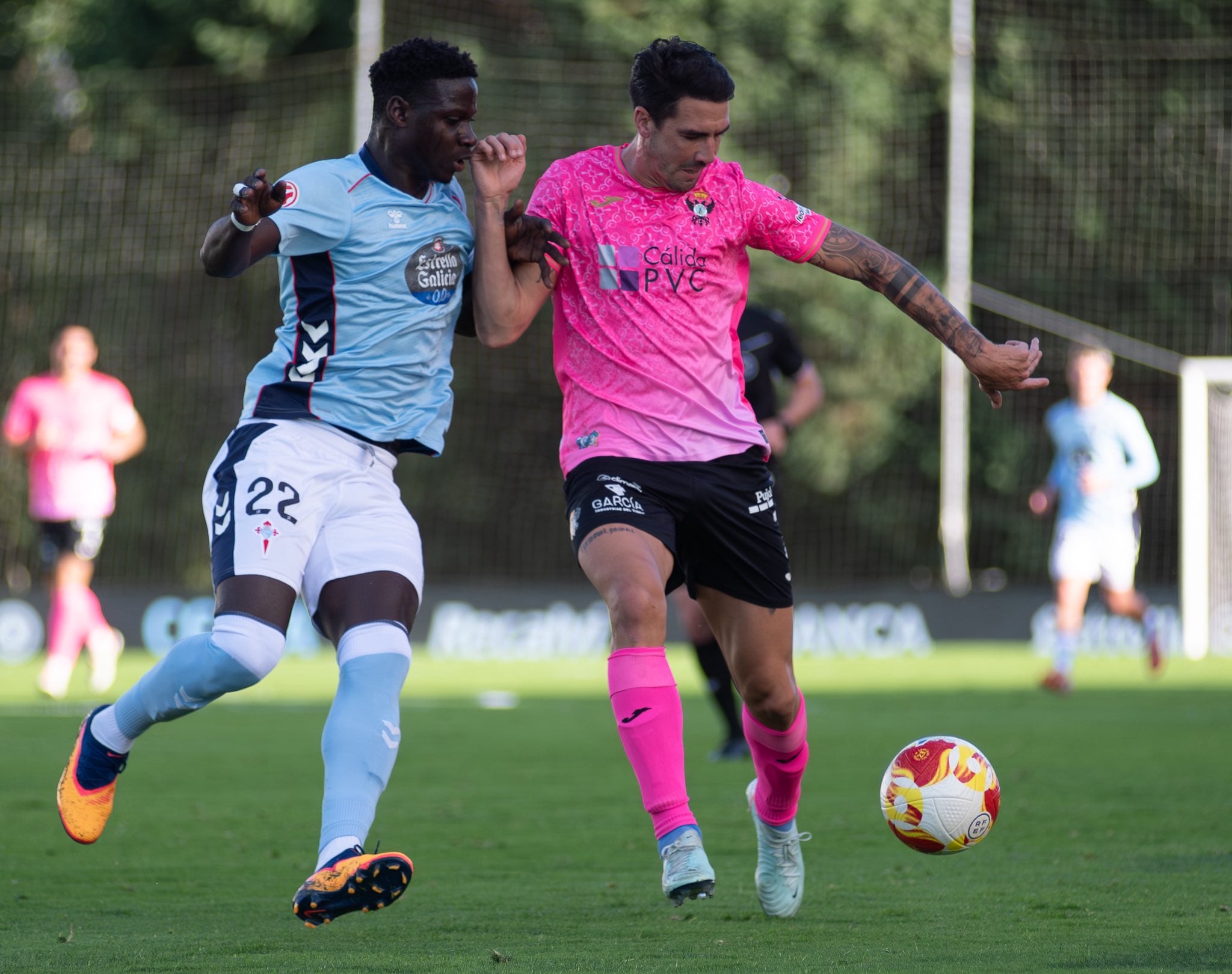 Gonzalo Di Renzo pugna con Ndiaye en el Celta Fortuna-CF Talavera