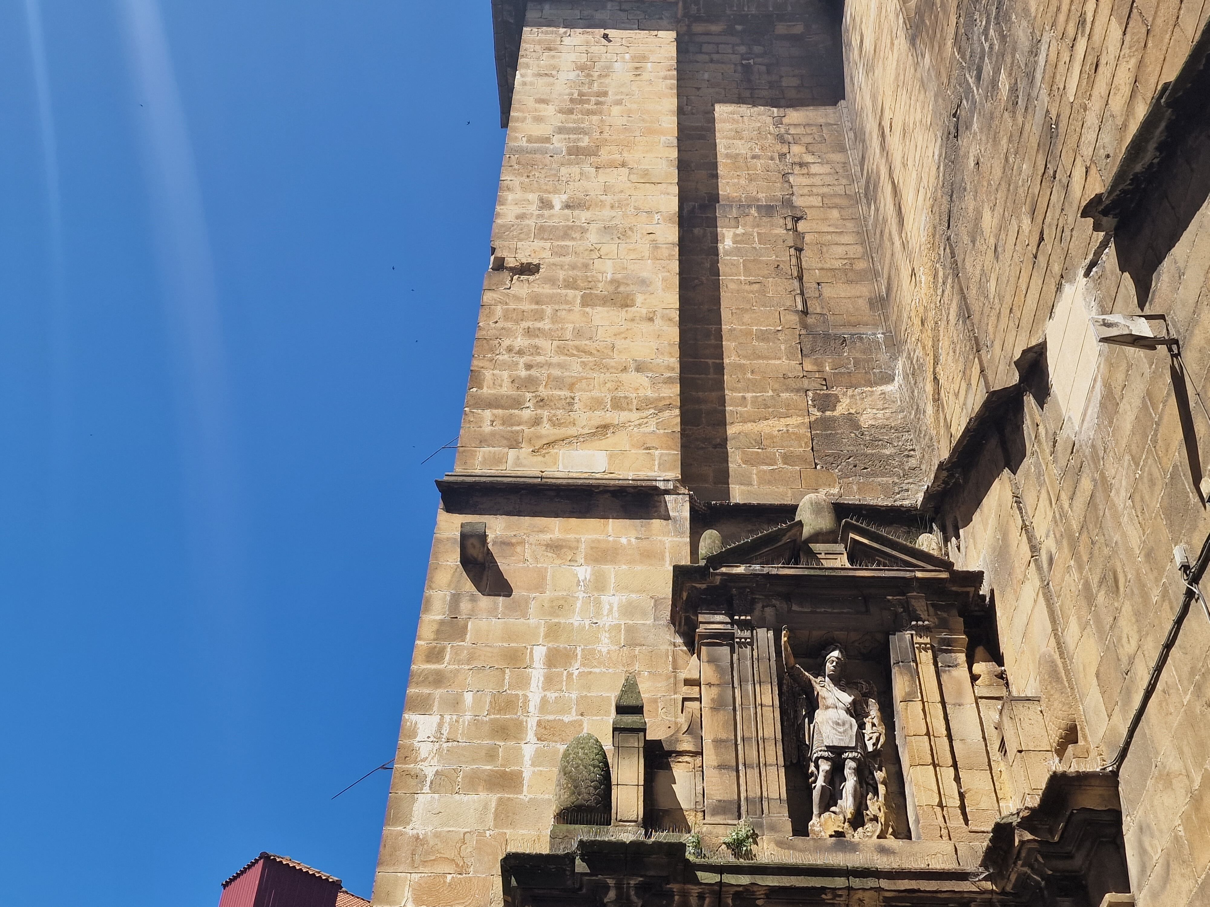 Detalles de la fachada de la iglesia de San Andrés