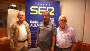 Miembros de la plataforma de vecinos de la zona de ocio en los estudios de Radio Albacete