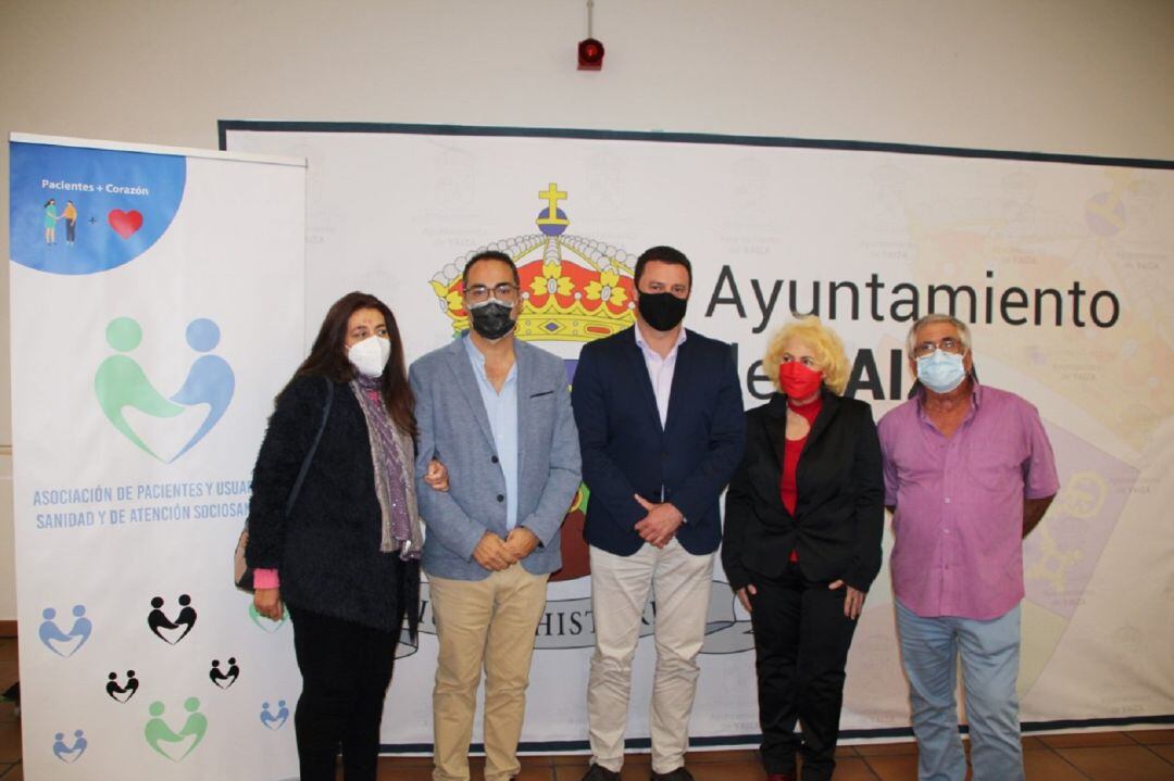 Óscar Noda, alcalde de Yaiza, con miembros de APUSAS en la presentación.