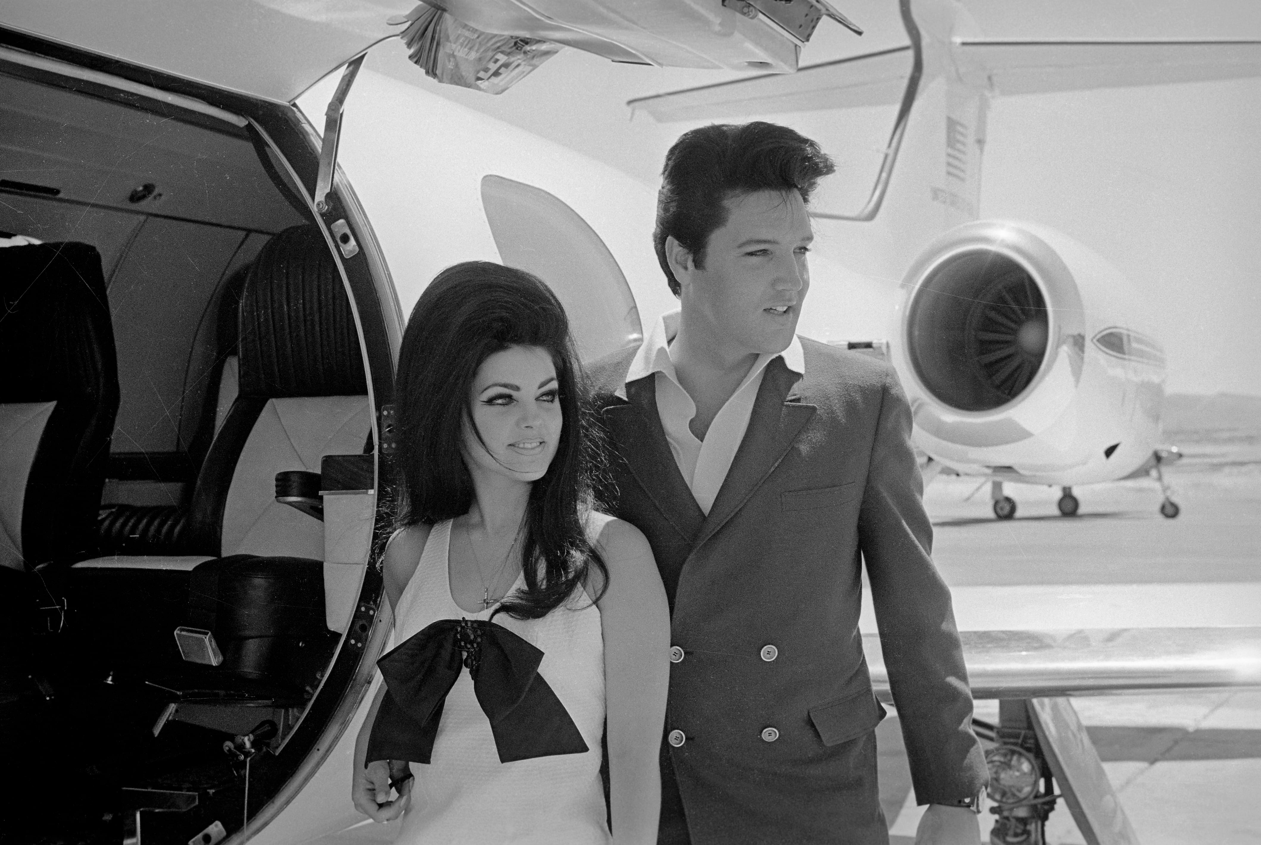 Los recién casados ​​Elvis y Priscilla Presley, que se conocieron cuando Elvis estaba en el ejército, se preparan para abordar su jet privado después de su boda en el Aladdin Resort and Casino en Las Vegas.