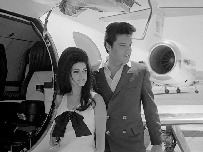 Los recién casados Elvis y Priscilla Presley, que se conocieron cuando Elvis estaba en el ejército, se preparan para abordar su jet privado después de su boda en el Aladdin Resort and Casino en Las Vegas.