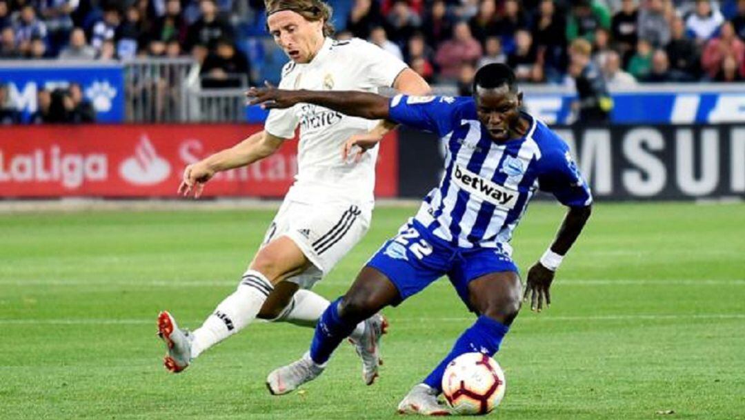 Wakaso controla el balón ante la presión de Luka Modric.