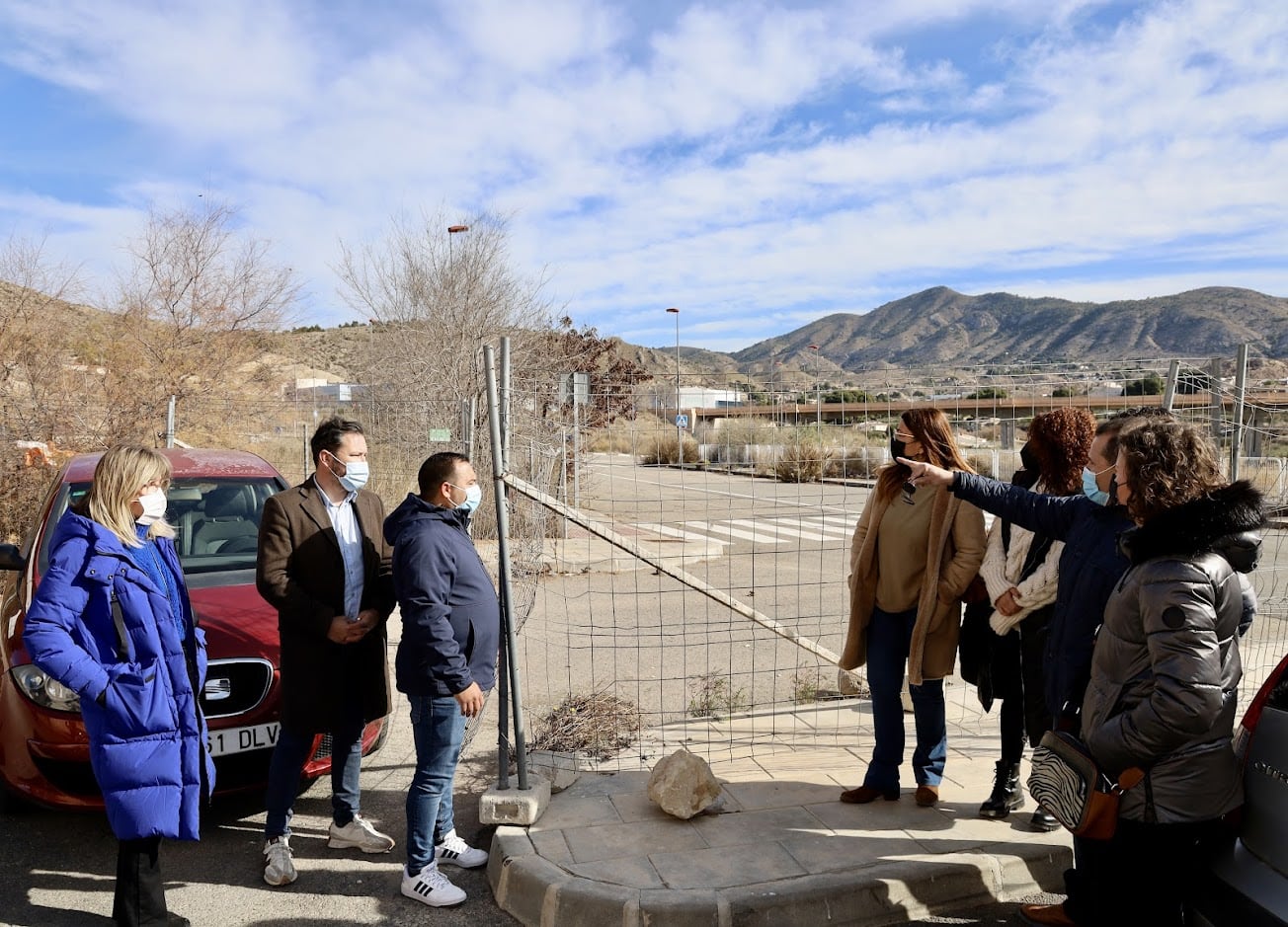 Visita de los representantes del PP en Elda  al barrio Huerta Nueva