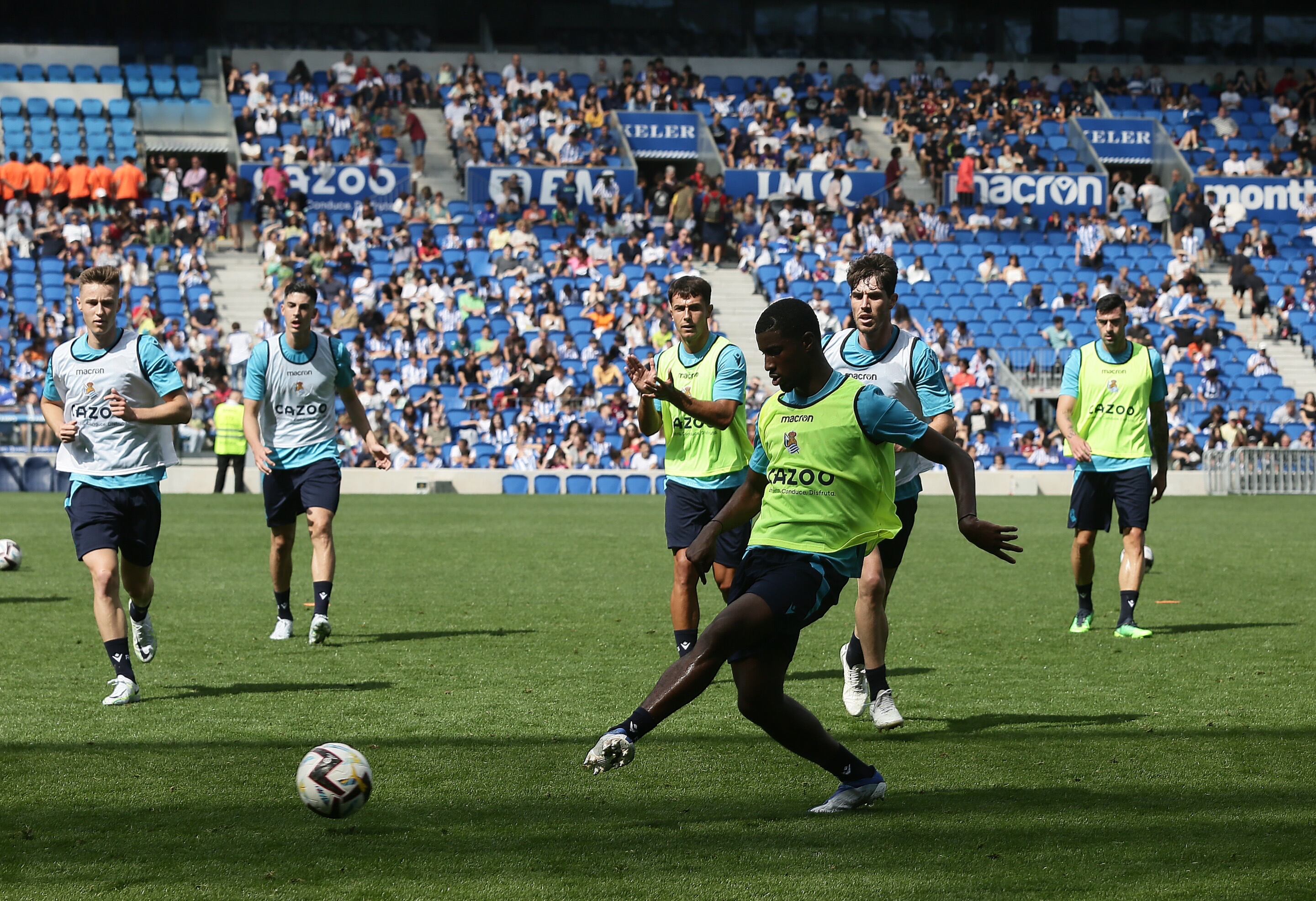 SAN SEBASTIÁN, 07/07/2022.- El nuevo jugador de la Real Sociedad, Mohamed-Ali Cho, este jueves durante el primer entrenamiento de la pretemporada de su equipo en el Reale Arena de San Sebastián. EFE/ Gorka Estrada
