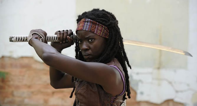 Michonne (Danai Gurira), uno de los personajes más queridos en los cómics, con su katana siempre afilada para cortar cabezas, tiene como mascotas a dos zombis, que la acompañan encadenados