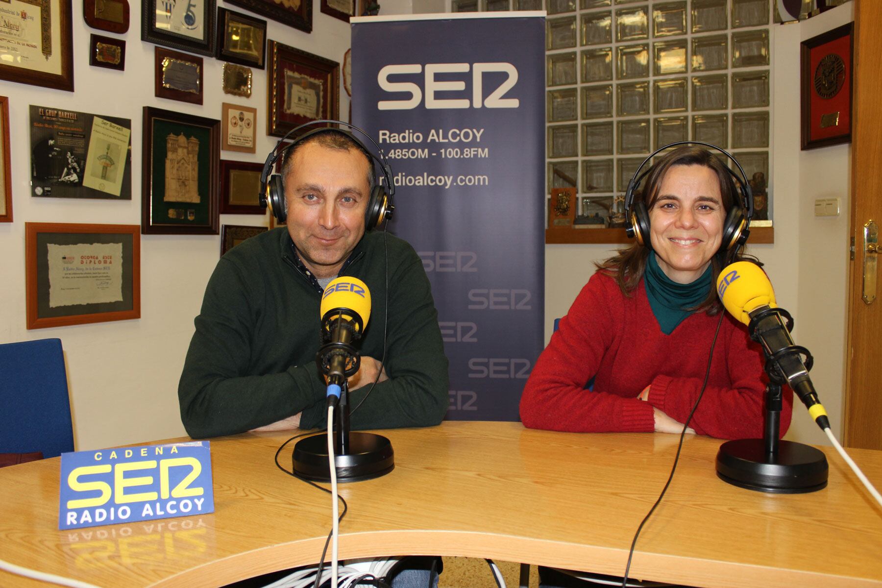 Enrique Moltó i Anna Climent, en l&#039;estudi central de Radio Alcoy