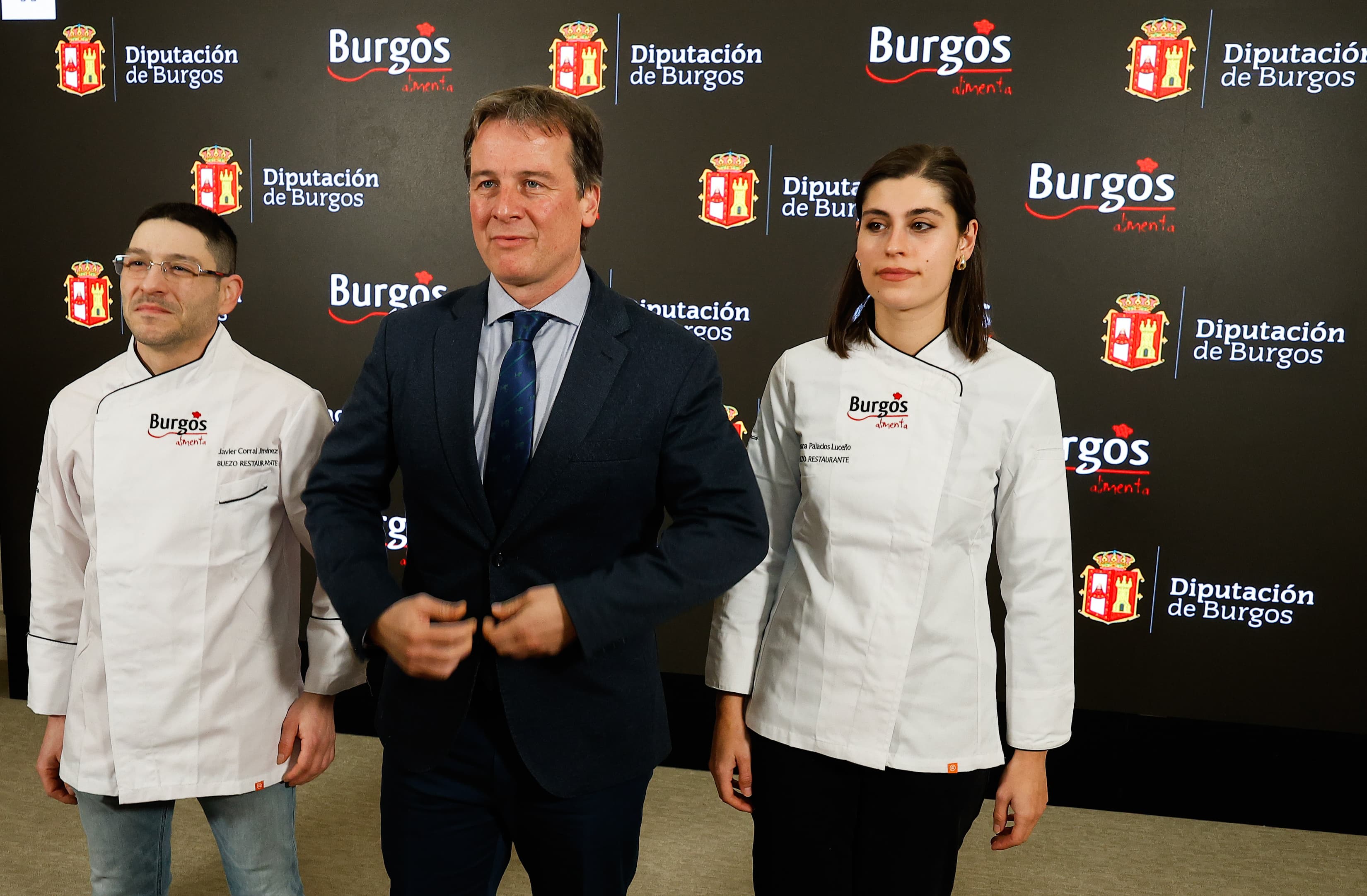 El presidente de la Diputación, Borja Suárez, entre dos de los participantes en la cita gastronómica