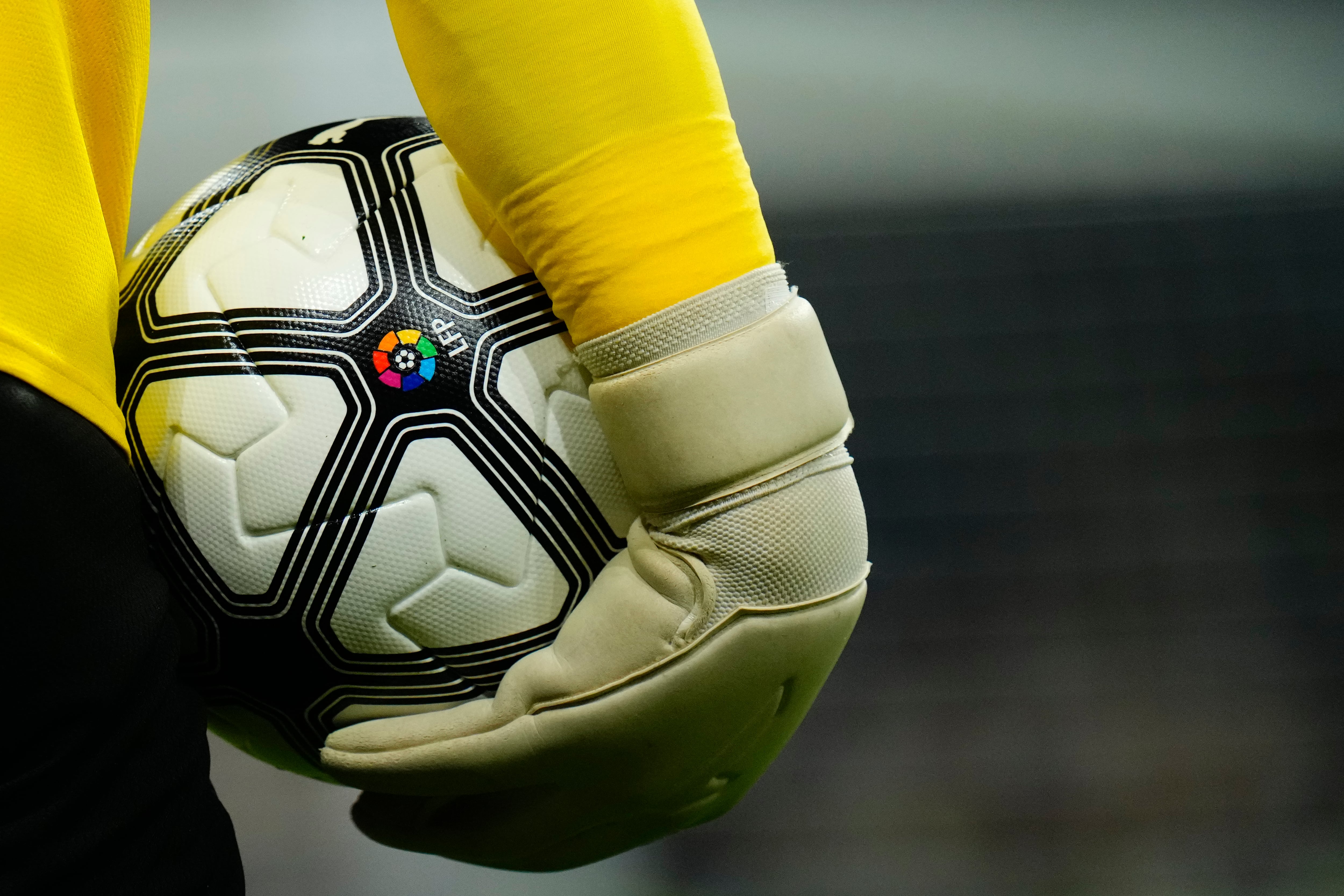 Balón de LaLiga en su jornada retro