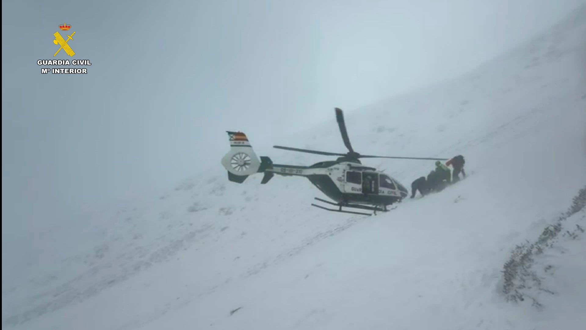 El GREIM de la Guardia Civil ha rescatados a dos montañeros en el monte San Lorenzo (Ezcaray, La Rioja).