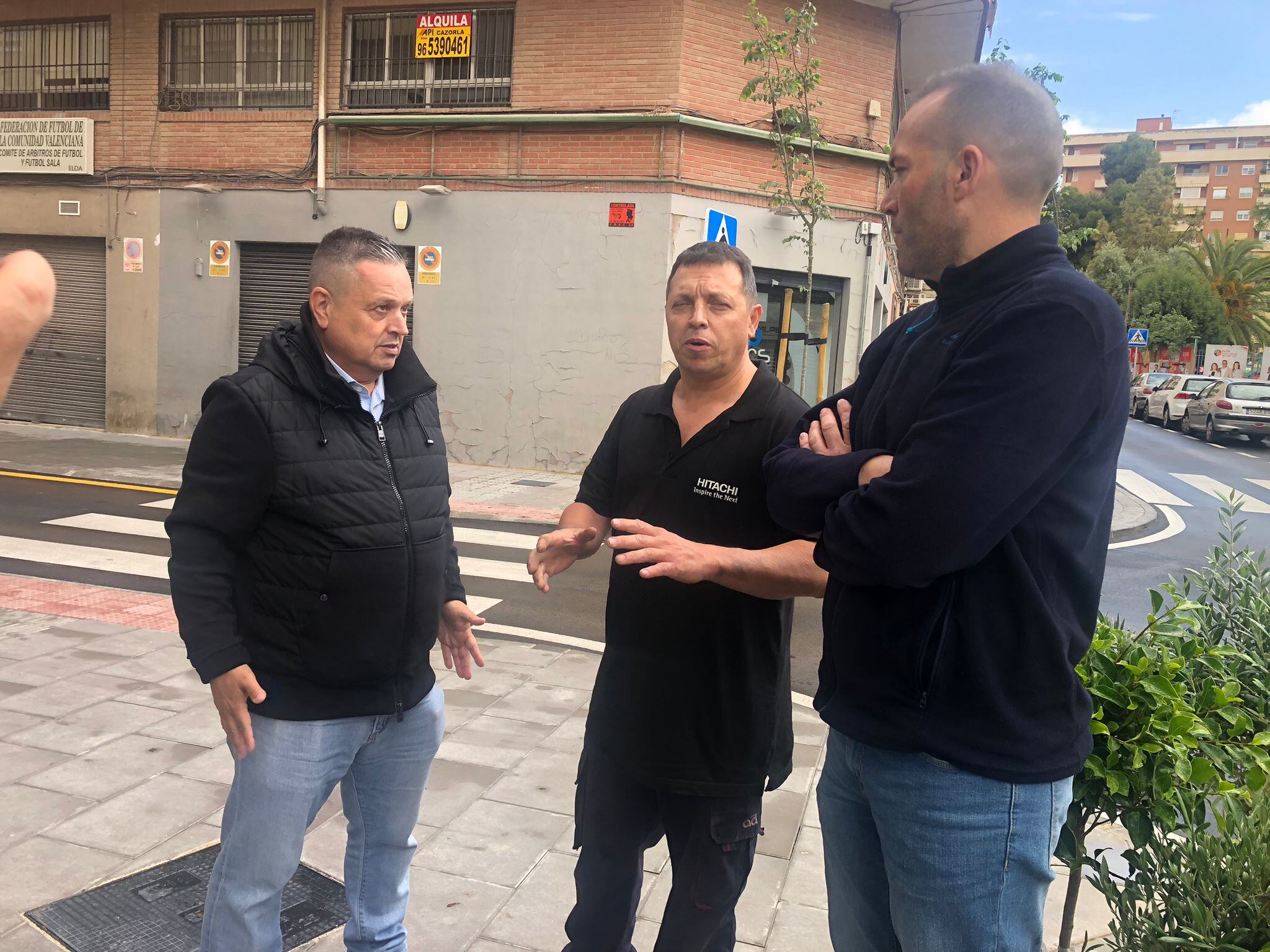 Paco Sánchez, candidato alcaldable de Elda, visita San Francisco de Sales tras las primeras lluvias