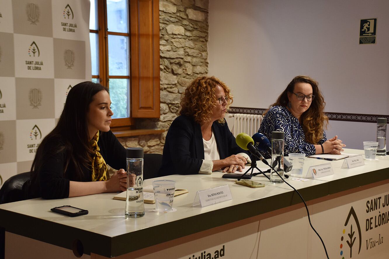 Les codirectores dels Pastorets 2024, Núria Montes i Txell Díaz, i la consellera de Cultura de Sant Julià de Lòria, Teresa Areny