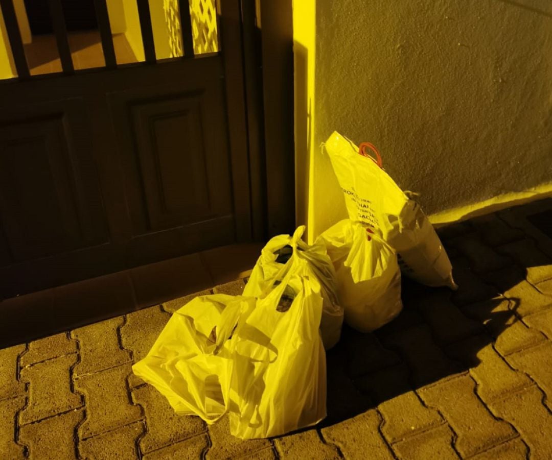 Bolsas de comida para los chinos en cuarentena en Lanzarote, aportadas por la Asociación de Chino Ai Xin.