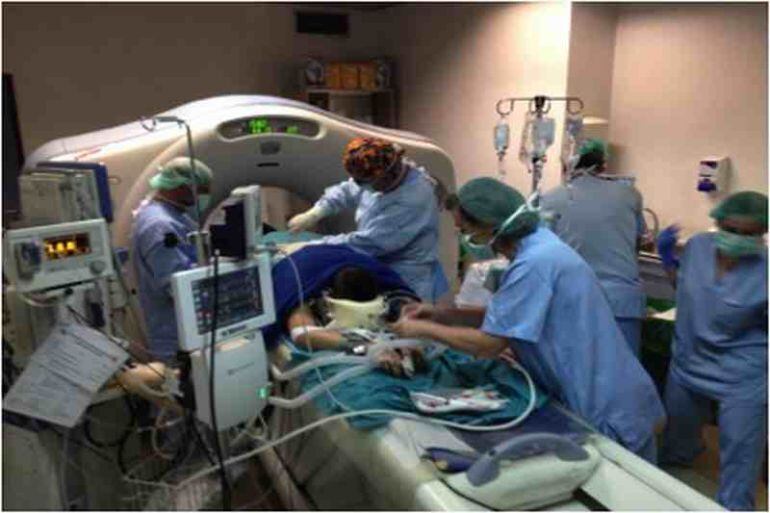 Equipo de profesionales durante la intervención 