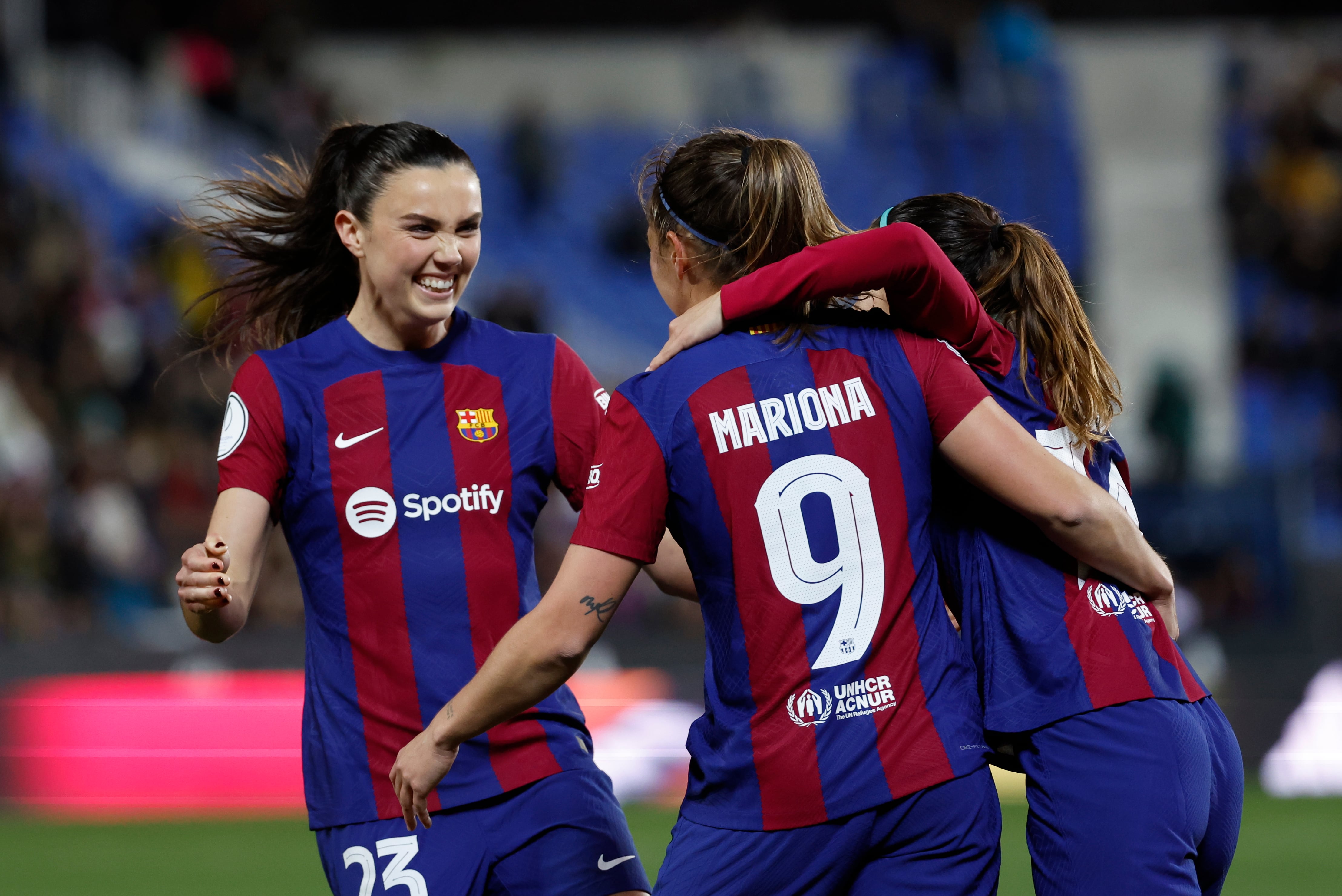 LEGANÉS (MADRID), 17/01/2024.- La delantera del Barcelona Mariona Caldentey (2-d) celebra con sus compañeras tras marcar el primer gol de su equipo, durante el partido de semifinales de la Supercopa de España femenina entre FC Barcelona y Real Madrid que se disputa este miércoles en el estadio de Butarque, en Leganés. EFE/ Daniel González
