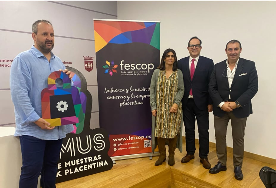 Miembros de FESCOP junto con la concejala de Turismo, Belinda Martín, en la presentación de la feria.