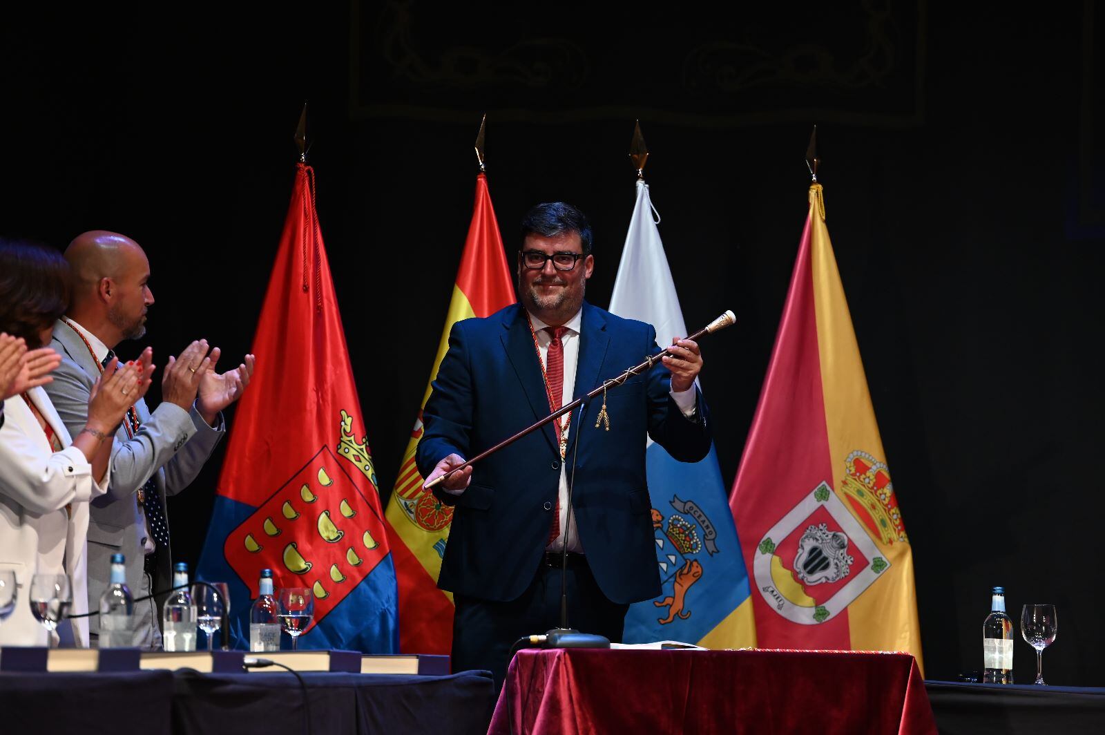 Isidro Pérez con el bastón de mando.