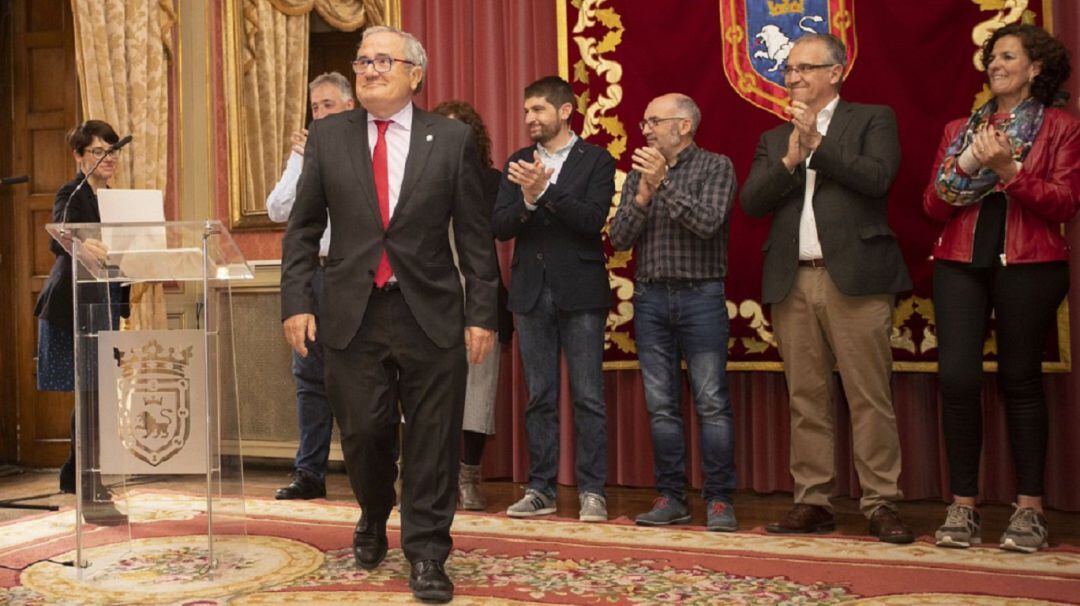 Luis Sabalza, presidente de Osasuna, en el Ayuntamiento de Pamplona.