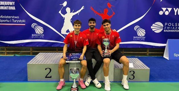 Raúl Bergua, a la izquierda, junto al téncico Fran Olivares y a Yaidel Gil con el que disputó la final
