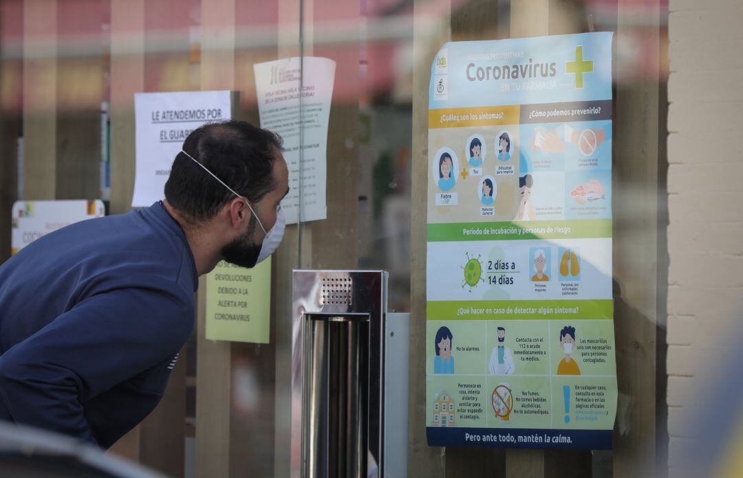 Un hombre compra en una farmacia durante el estado de alarma