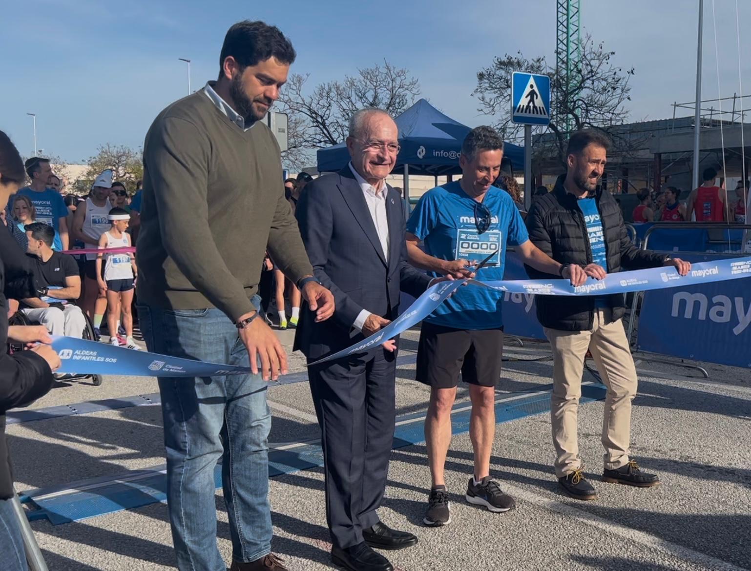 El alcalde de Málaga, Francisco de la Torre, minutos antes del comienzo de la carrera solidaria organizada por mayoral junto al Estadio de Atletismo Ciudad de Málaga.