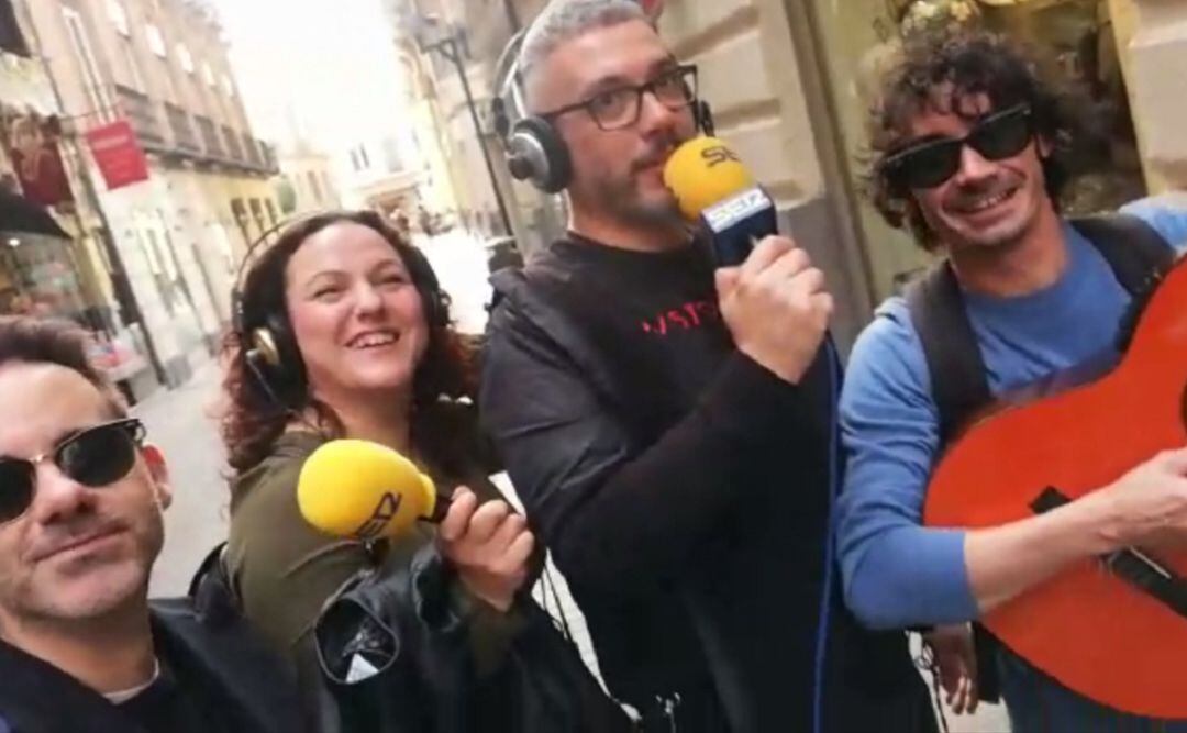 De iaquierda a derecha: Ángel Cruz, Maica Sánchez, Paco Sánchez y Fran Ropero, a su paso por la calle Barrionuevo en plena emisión del programa Hoy por hoy con motivo del Día Mundial de la Radio