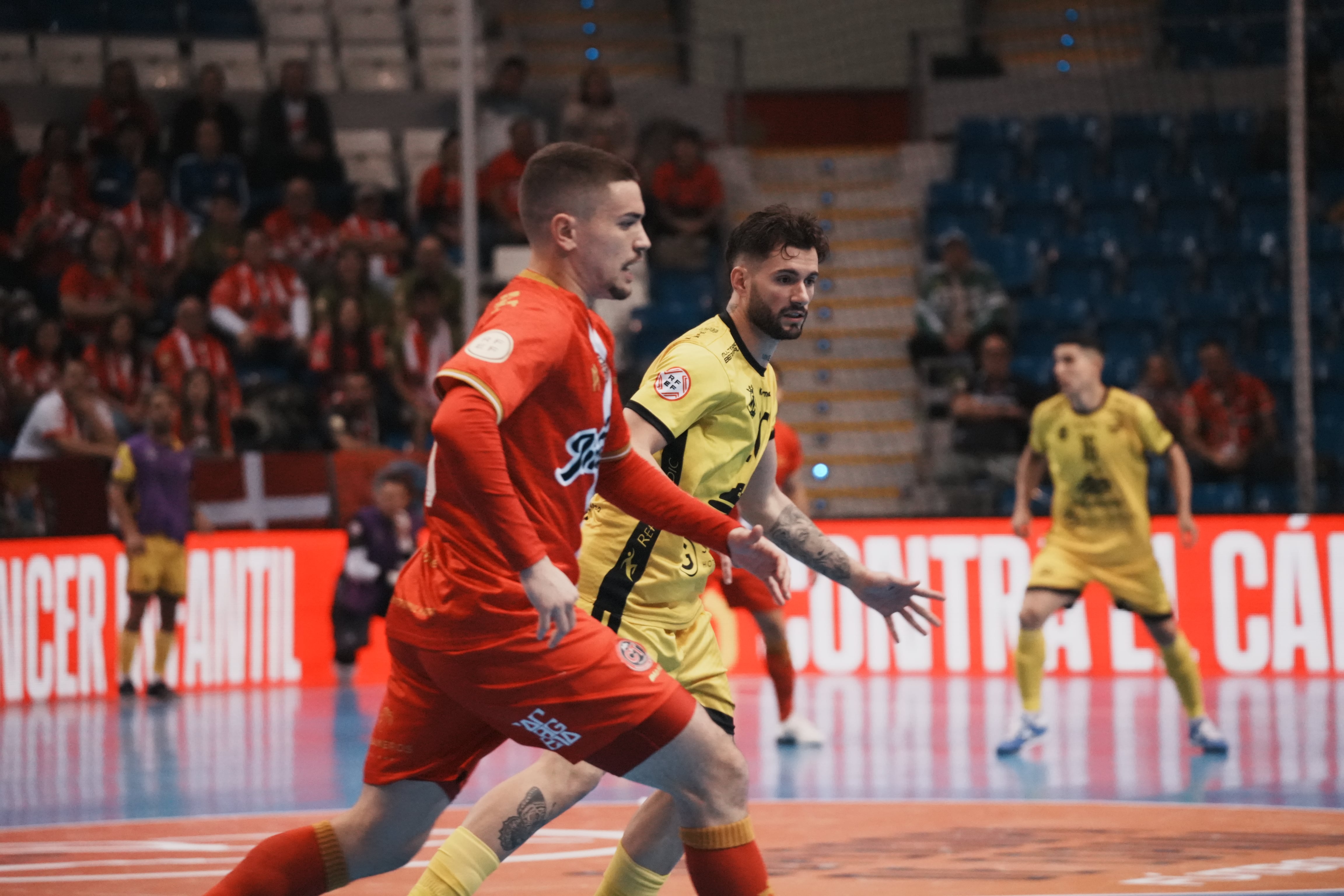 Mellado presionado por un jugador peñiscolano