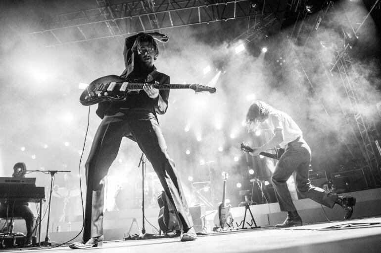 Alex Turner y Jamie Cook de los Arctic Monkeys durante una actuación en Los Ángeles (California) el pasado 5 de mayo