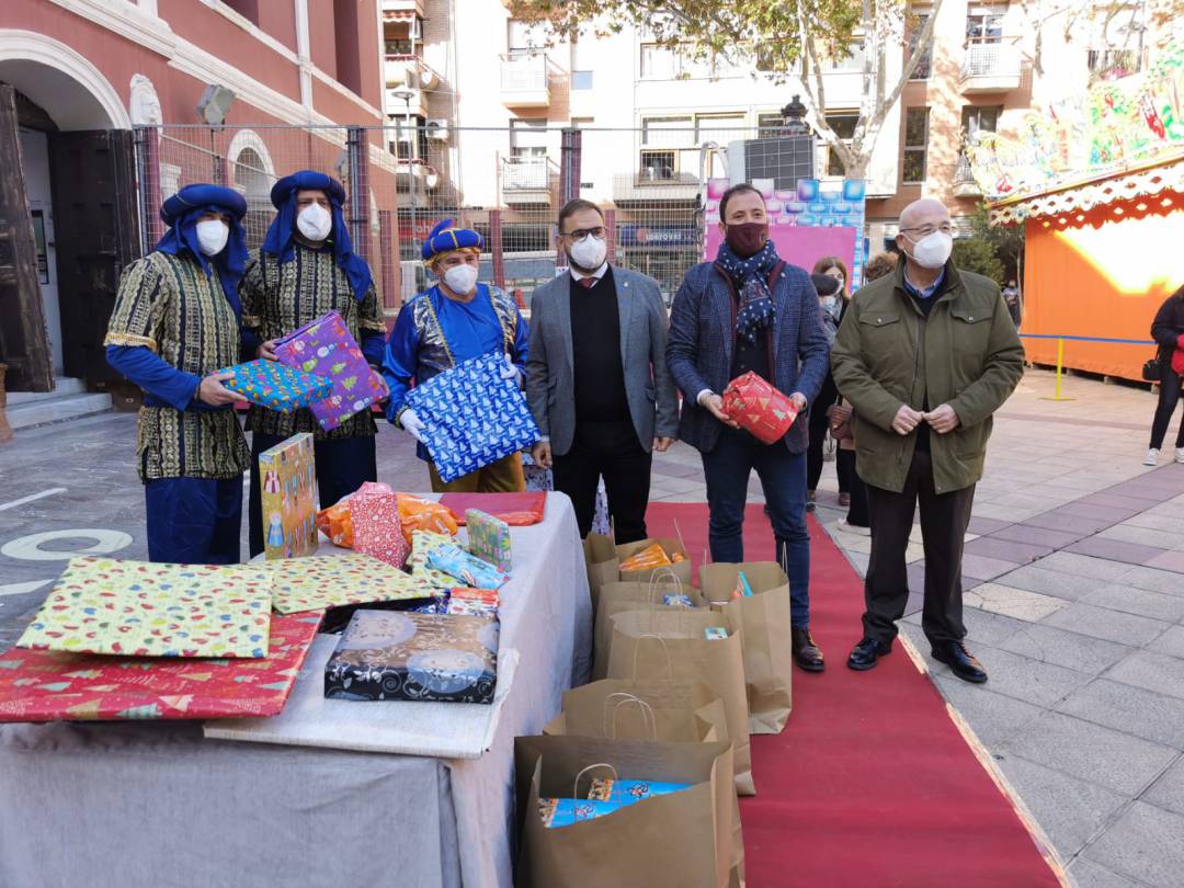 Los trabajadores de Aguas de Lorca donan 70 cestas navideñas a Servicios Sociales