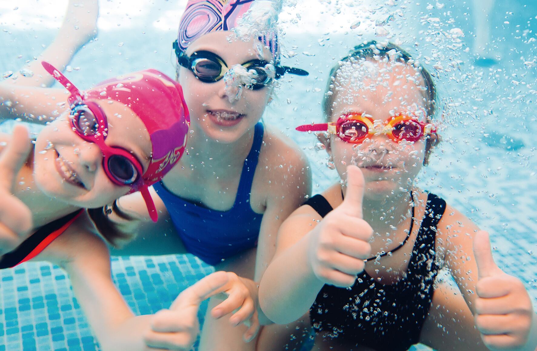 Niños buceando en una piscina