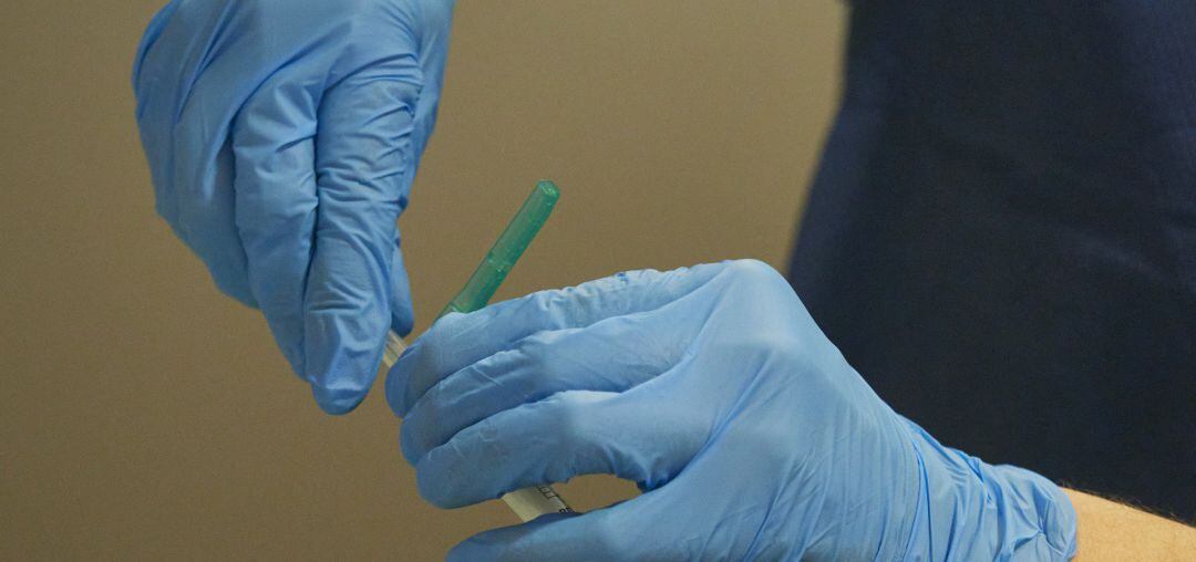 Una trabajadora sanitaria manipula el material necesario para administrar la vacuna contra el coronavirus (Archivo)