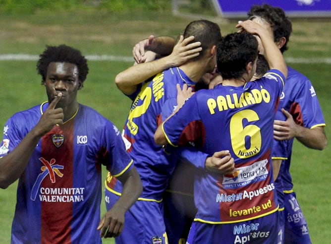 El delantero ecuatoriano del Levante Felipe Salvador Caicedo (i) celebra antes sus compañeros el gol que ha marcado ante el Atlético de Madrid, el segundo del equipo, durante el partido correspondiente a la decimocuarta jornada de Liga que ambos equipos disputan en el estadio Ciutat de Valencia