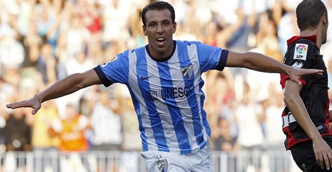 El jugador del Málaga Mounir El Hamdaoui celebra su primer gol ante el Rayo Vallecano en la cuarta jornada de la Liga BBVA.