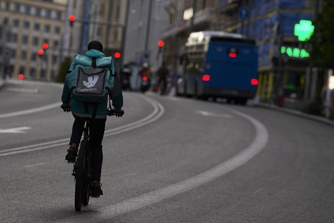 Ciclista de Deliveroo en las calles de Madrid  