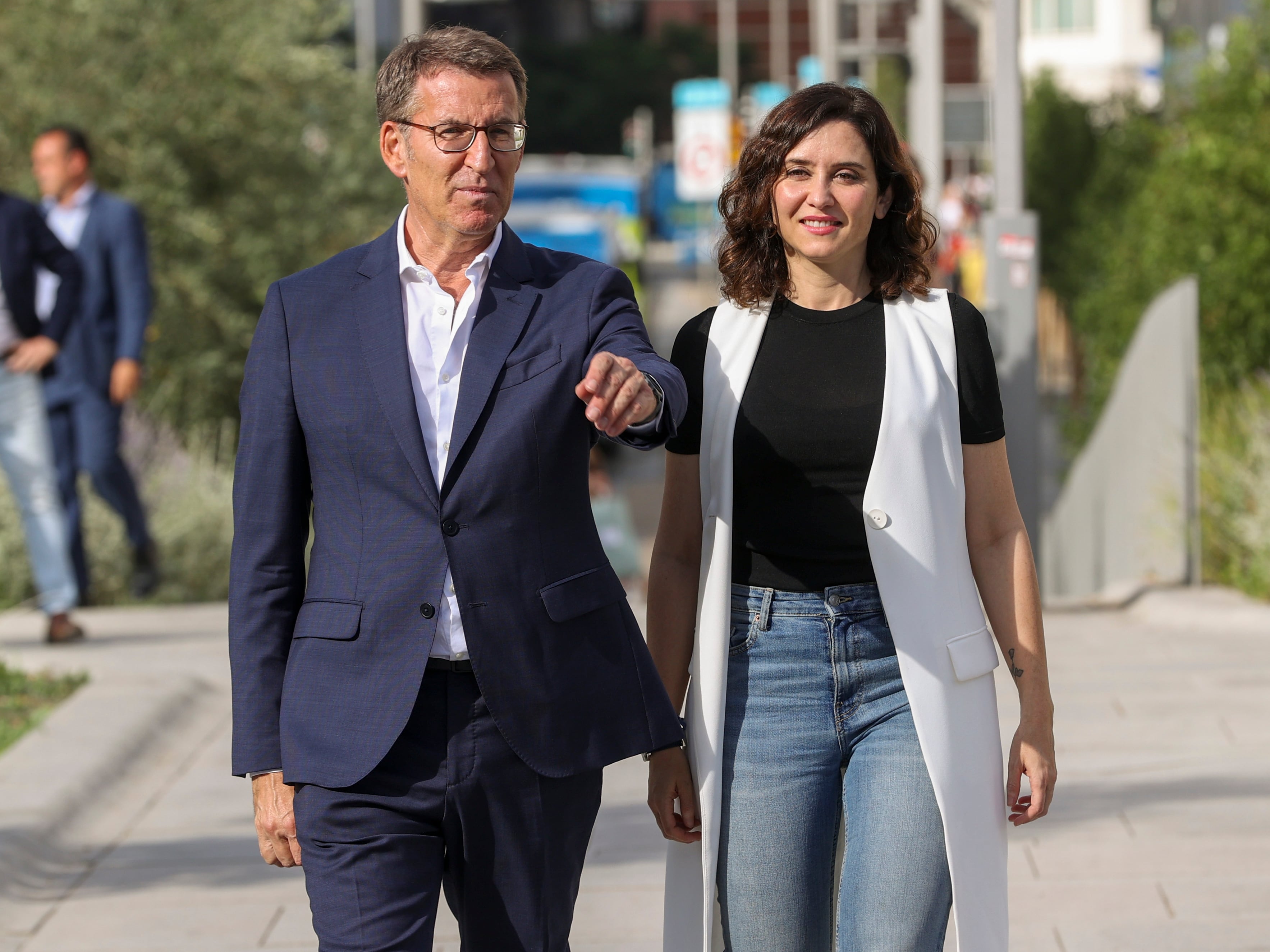 El presidente del PP, Alberto Núñez Feijóo (i), y la presidenta de la Comunidad de Madrid, Isabel Díaz Ayuso, en una foto de archivo