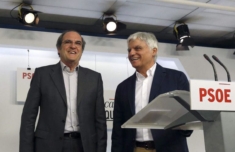 GRA084. MADRID, 18/07/2015.- El responsable de Educación, Ciencia y Cultura del equipo de expertos del PSOE, Angel Gabilondo (i), y el secretario federal de Educación, José Miguel Pérez (d), durante la rueda de prensa que ha ofrecido, en un receso de la reunión de trabajo de los consejeros de Educación de las comunidades gobernadas por el PSOE y responsables de la dirección socialista que ha tenido lugar hoy en la sede socialista para coordinar iniciativas que pondrán en marcha los gobiernos socialistas para frenar la Ley Orgánica para la Mejora de la Calidad Educativa (LOMCE). EFE/Angel Diaz