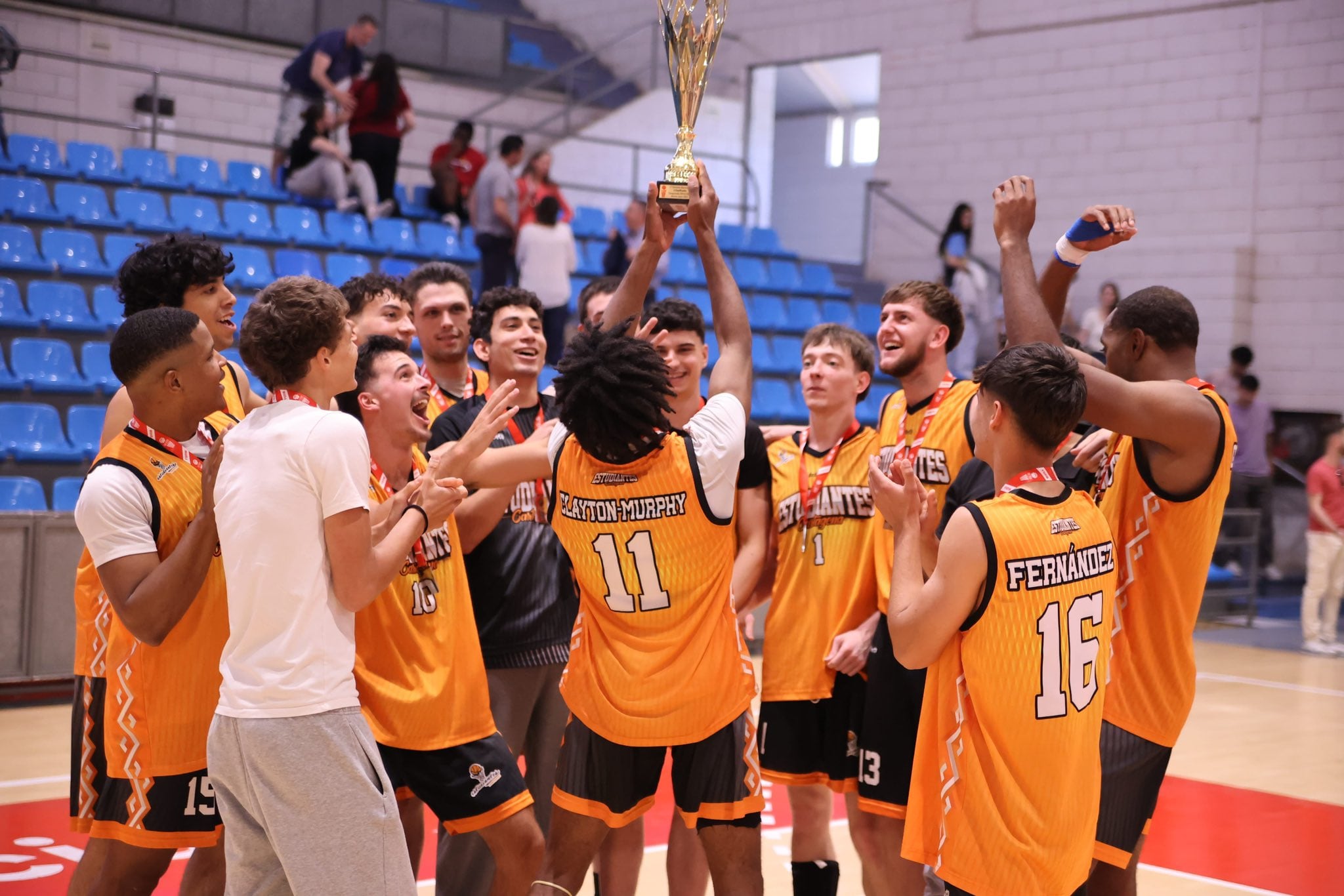 La plantilla del Estudiantes celebra el título de Primera División