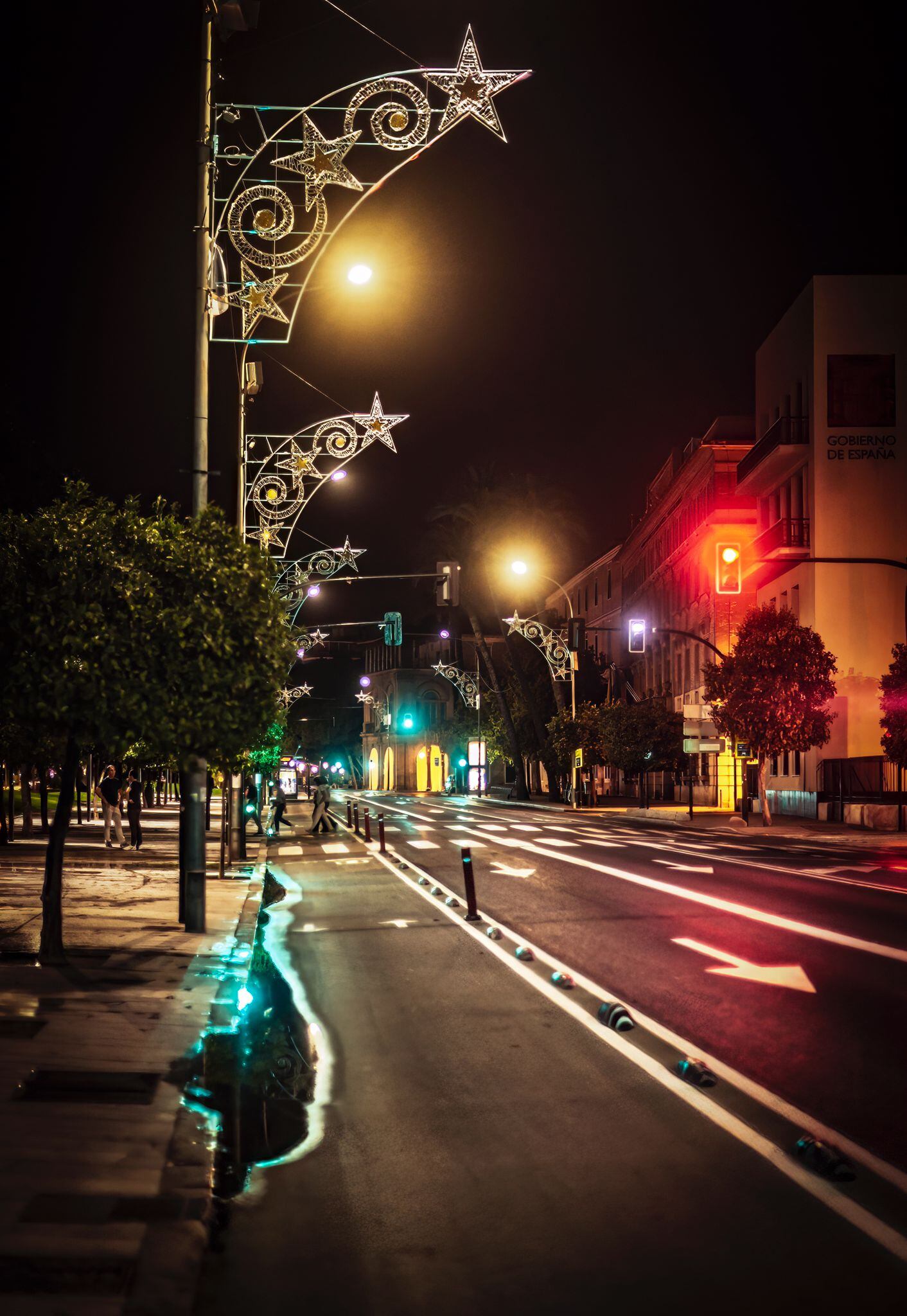 Imagen del mes de octubre de la C/ Teniente Flomesta de Murcia con la iluminación especial de Navidad ya instalada. Pepe Jara