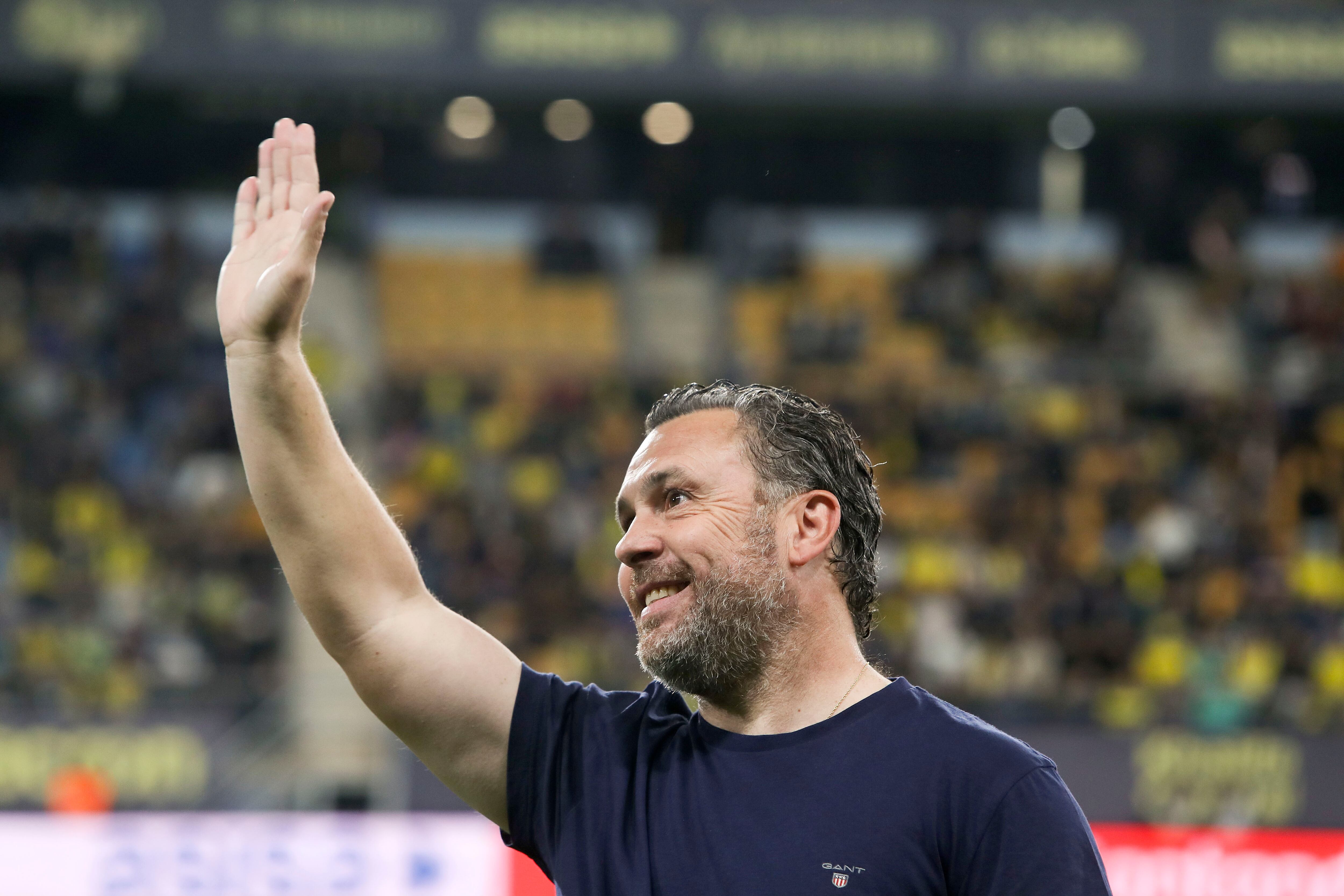 CÁDIZ, 30/12/2022.- El entrenador del Cádiz, Sergio González, al inicio del partido de Liga en Primera División ante el Almería que disputan este viernes en el estadio Nuevo Mirandilla, en Cádiz. EFE/Román Ríos
