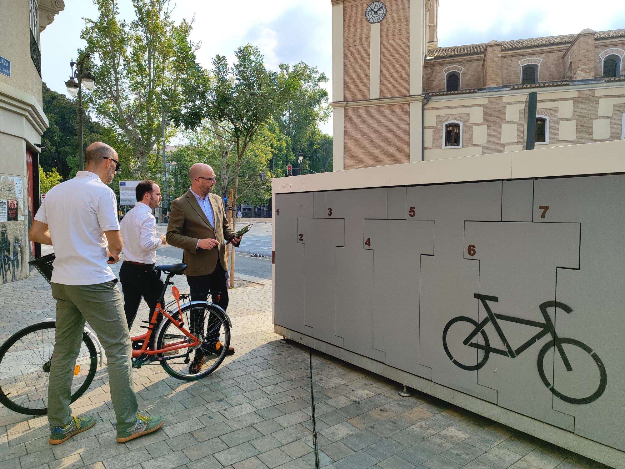 El concejal de Movilidad, José Francisco Muñoz, en la presentación del nuevo aparcabicis cerrado de Murcia.
