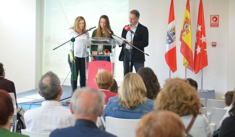 En la lectura compartida de &#039;Don Quijote&#039; vecinos de todas las edades disfrutan del clásico de Cervantes 