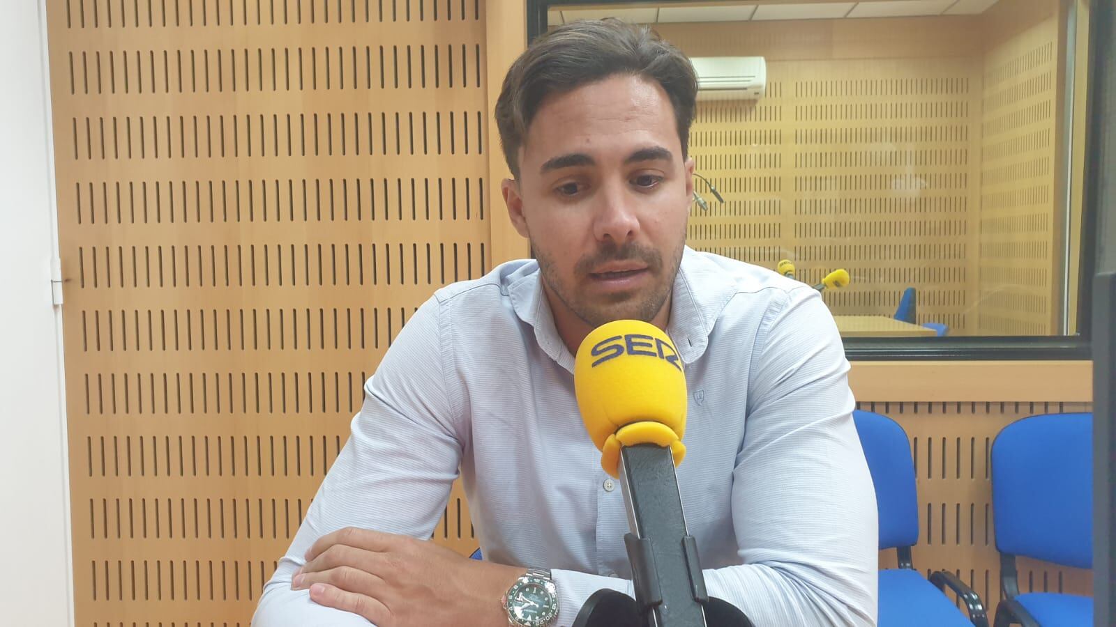 Miguel Linares en los estudios de Radio Murcia Cadena SER