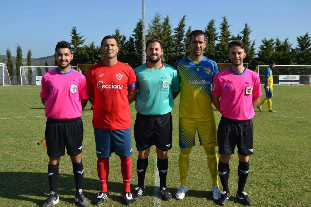 Los capitanes posan en un derbi.