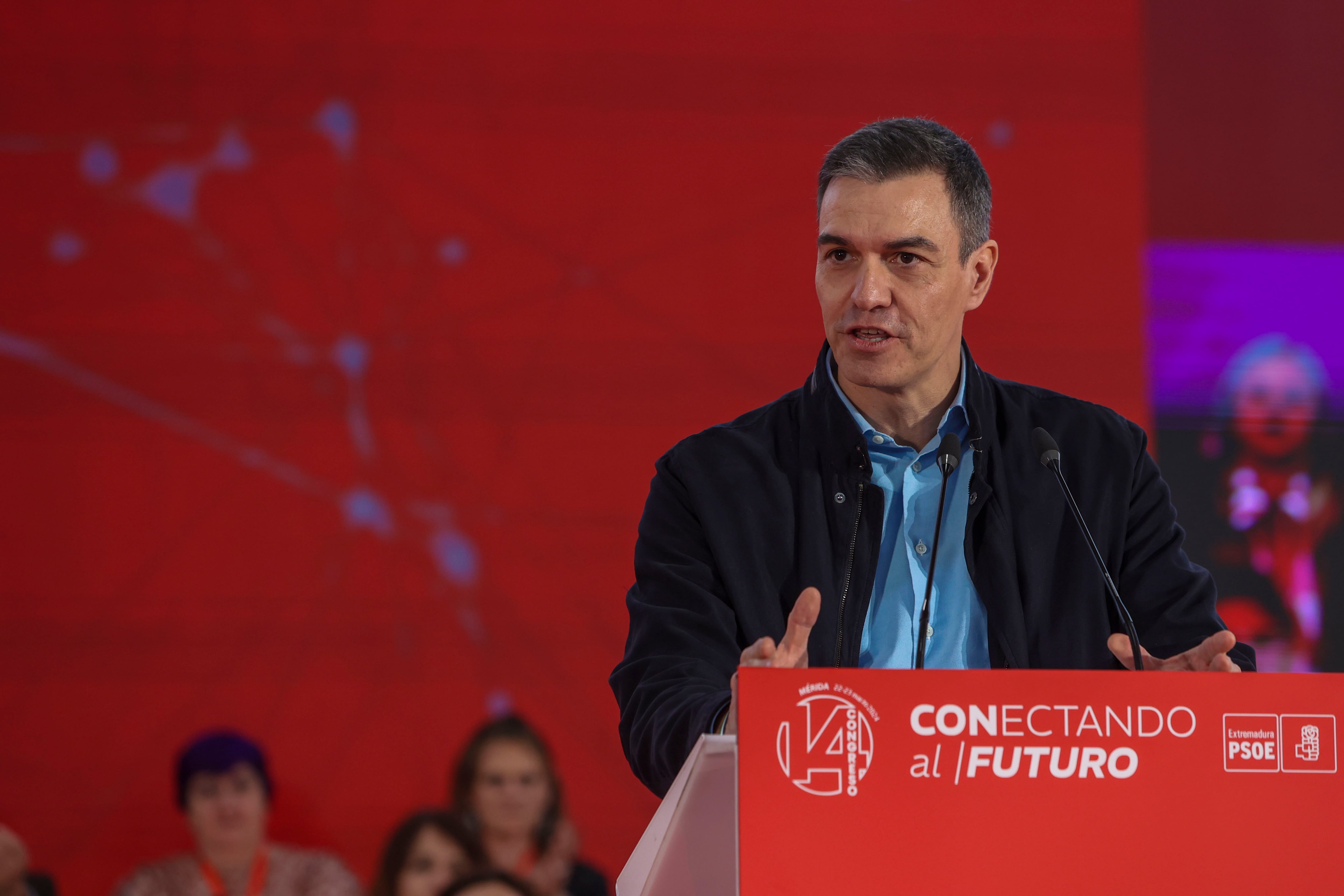 El secretario general del PSOE y presidente del Gobierno, Pedro Sánchez, toma la palabra durante la inauguración del congreso Regional del PSOE de Extremadura.