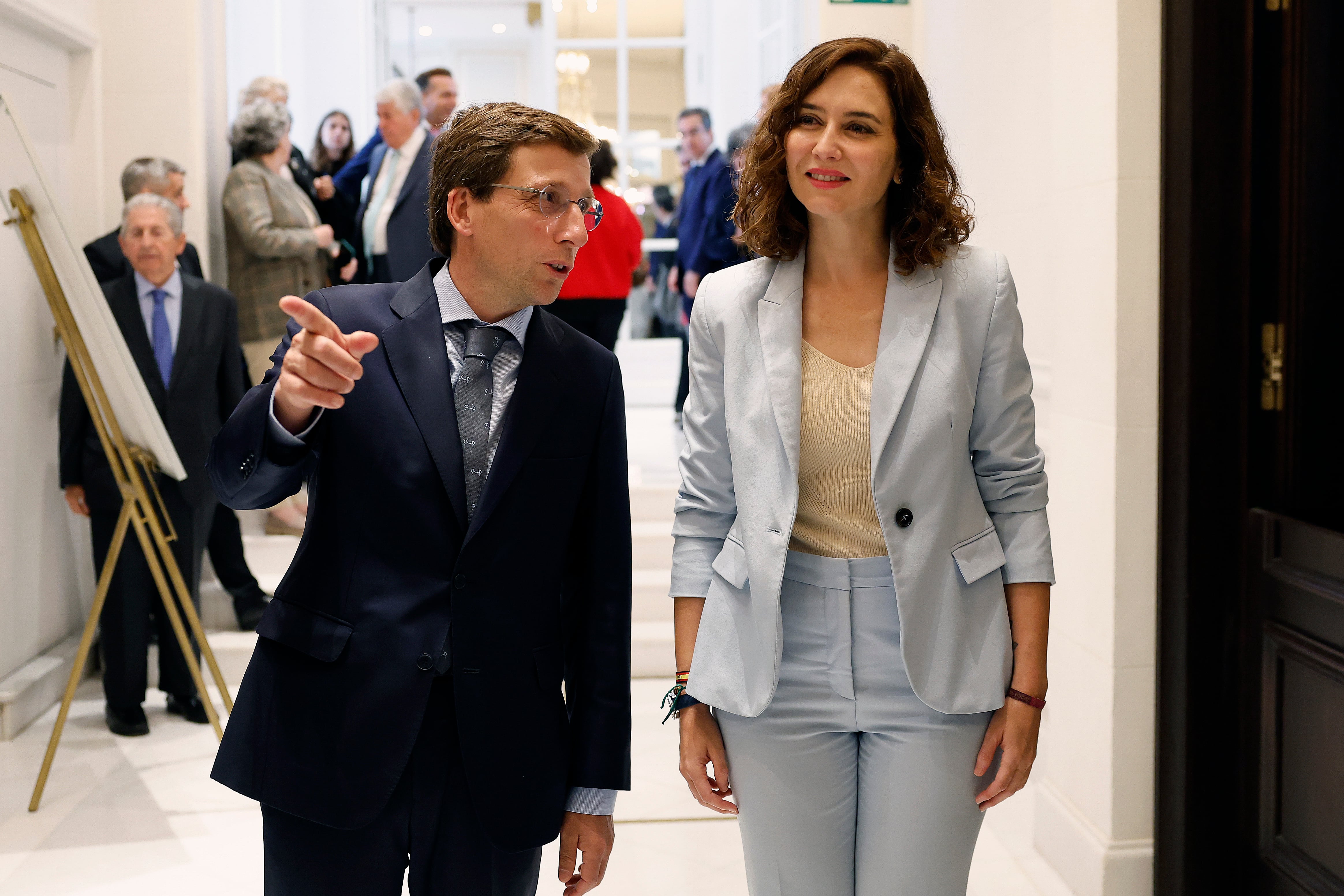 La presidenta de la Comunidad de Madrid y candidata a la reelección, Isabel Díaz Ayuso (d) y el alcalde de Madrid y candidato a la reelección, José Luis Martínez-Almeida (i) antes de su participación en el desayuno informativo de la tribuna Fórum Europa celebrado este miércoles en Madrid.